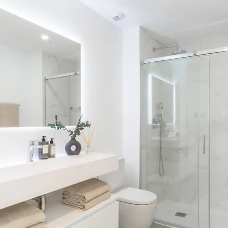 Contemporary 2-bedroom With Views To Africa Lejlighed