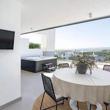 Contemporary 2-bedroom With Views To Africa