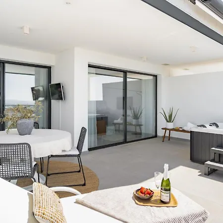 Contemporary 2-bedroom With Views To Africa Lejlighed